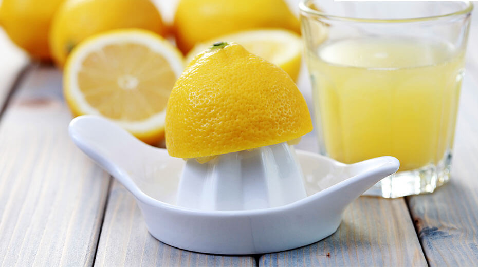 skåret Citroner og  citronjuice i et glas